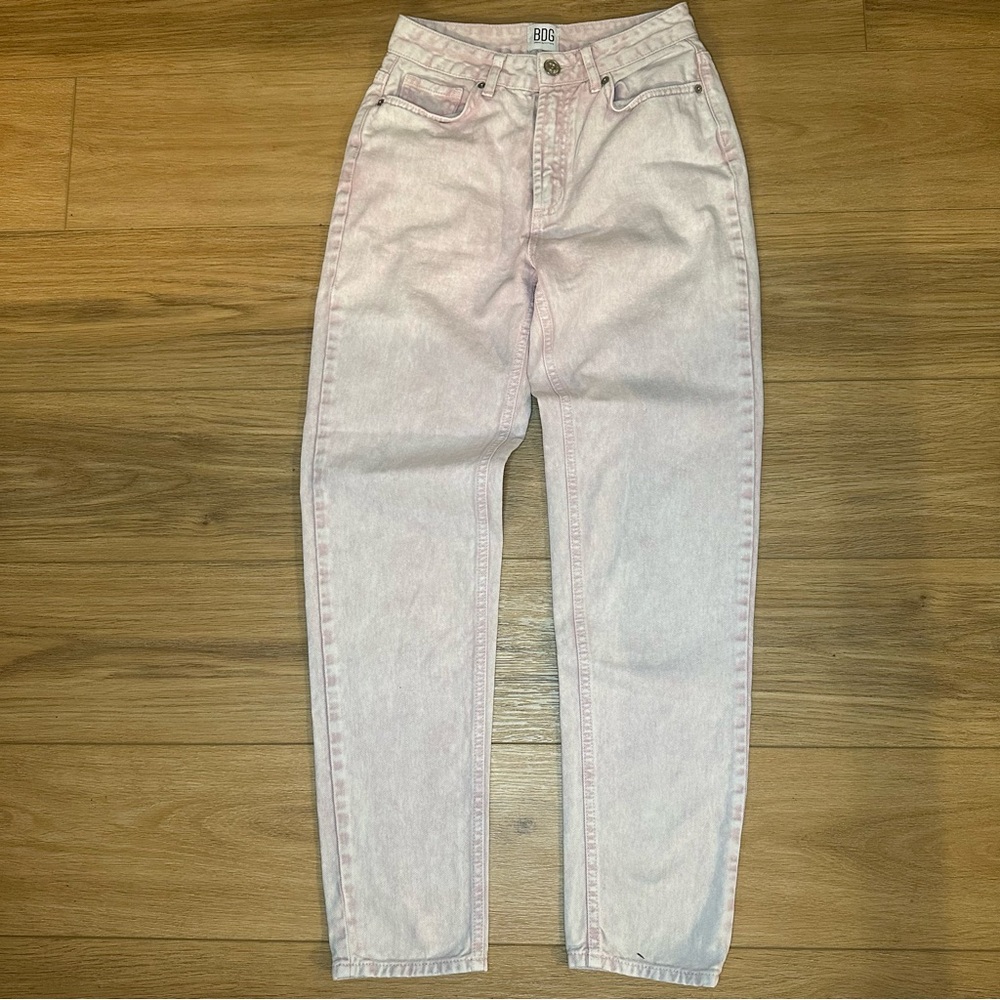 BDG High Waisted Mom Jeans- Pink Acid Wash. Size: W26